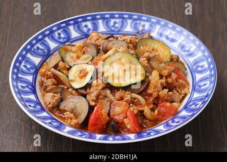 Braten Sie Gemüse mit Hackfleisch in einer Schüssel auf dem Tisch Stockfoto