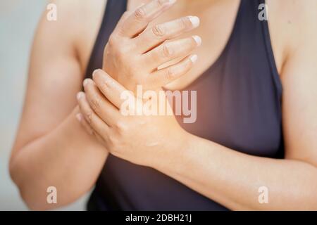 Asiatische Senior oder ältere alte Frau Patienten schmerzen Finger und Hand beim Sitzen auf dem Bett in der Krankenpflege Krankenhaus: Gesunde starke medizinische Konzept. Stockfoto