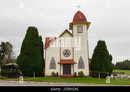 Santa Cruz Kapelle am bewölkten Tag in Puerto Varas, Südchile. Katholische Religion Konzept