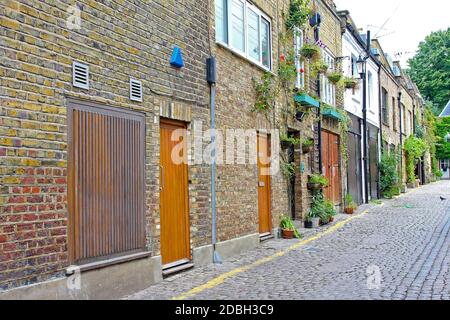 Alte Häuser in kleinen gepflasterten Straße in London Stockfoto