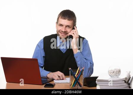 Unternehmer spricht am Telefon am Schreibtisch auf weißem Hintergrund Stockfoto