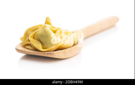 Tortellini Pasta auf Holzlöffel. Italienische gefüllte Pasta isoliert auf weißem Hintergrund. Stockfoto