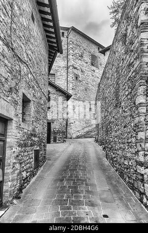 Wandern in der malerischen und alten Straßen von Assisi, eine der schönsten mittelalterlichen Städte in Italien Stockfoto