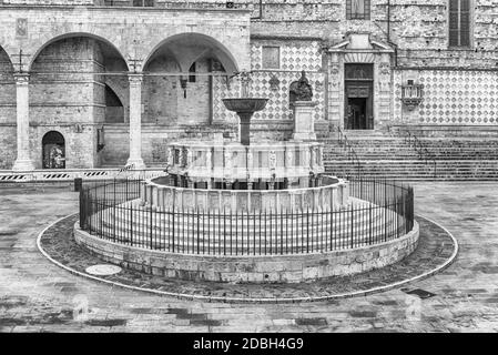 Anzeigen von Fontana Maggiore, monumentale Mittelalterlicher Brunnen zwischen dem Dom und der Palazzo dei Priori in der Stadt Perugia, Italien. Stockfoto