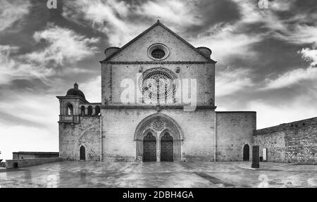 Fassade der Basilika des Heiligen Franziskus von Assisi, einer der wichtigsten Christlichen Wallfahrtsorte in Italien. Weltkulturerbe der UNESCO Stockfoto