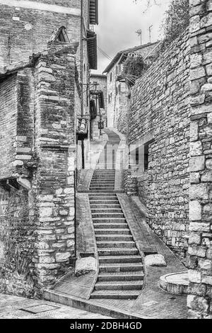 Wandern in der malerischen und alten Straßen von Assisi, eine der schönsten mittelalterlichen Städte in Italien Stockfoto