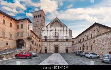 Panoramablick mit Fassade der mittelalterlichen Kathedrale von Assisi, Italien. Die Kirche San Rufino gewidmet Stockfoto