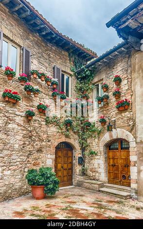 Historische Gebäude in der Altstadt von Assisi, eine der schönsten mittelalterlichen Städte in Italien Stockfoto