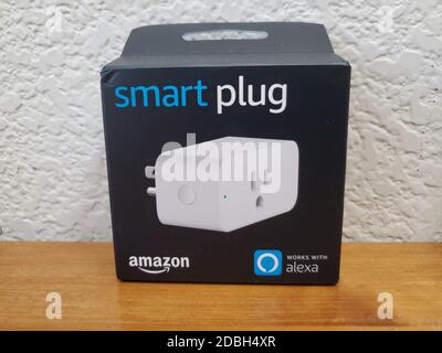 Smart Plug-Verpackung mit einem Bild des Smart Plug, dem Amazon-Logo und dem Hinweis "Works with Alexa", San Ramon, Kalifornien, 4. November 2020. () Stockfoto