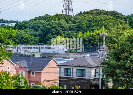 Tama-Einschienenbahn, die ein Wohngebiet führt. Aufnahmeort: Metropolregion Tokio Stockfoto