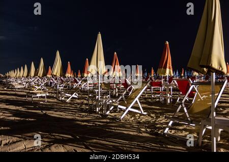 Ein einsamer Strand in Lido di Camaiore, einem von Italienern beliebten Badeort. Toskana, Italien Stockfoto