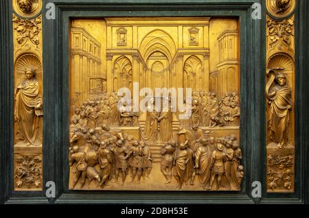 Baptisterium - Florenz. Die Tür des Paradieses. Paneel der Tür des Paradieses - Salomo und der Königin von Saba Stockfoto