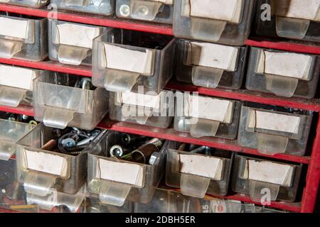 Ansicht von kleinen Schubladen mit Hardware Stockfoto