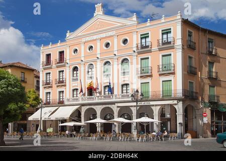 Segovia, Spanien - 21. August 2020: Theater Juan Bravo auf der Plaza Mayor von Segovia, Spanien. Stockfoto