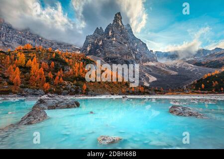 Malerischer Wander-, Foto- und Erholungsort. Herrlicher Sorapis See mit bunten Lärchen und hohen Bergen. Schöne Herbstlandschaft in Th Stockfoto