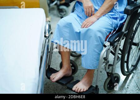 Asiatische ältere oder ältere Frau Patient sitzt auf Rollstuhl im Krankenhaus. Stockfoto