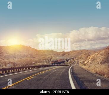 Güterzug auf der Strecke entlang einer Autobahn in Arizona, USA Stockfoto