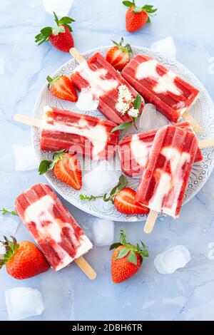 Hausgemachte Eiswürfel mit Erdbeeren und Sahne Stockfoto