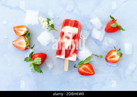 Hausgemachte Eiswürfel mit Erdbeeren und Sahne Stockfoto