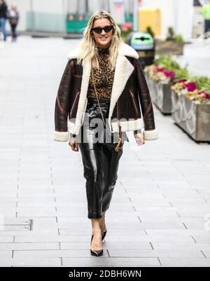 Ashley Roberts verlässt die Global Radio Studios in London. Stockfoto