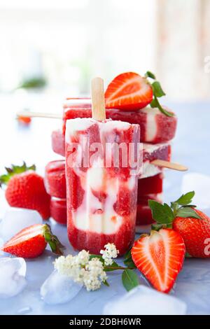 Hausgemachte Eiswürfel mit Erdbeeren und Sahne Stockfoto