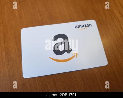 Nahaufnahme eines weißen Amazon-Geschenkgutscheins mit dem Amazon-Logo in San Ramon, Kalifornien, USA, 8. November 2020. () Stockfoto