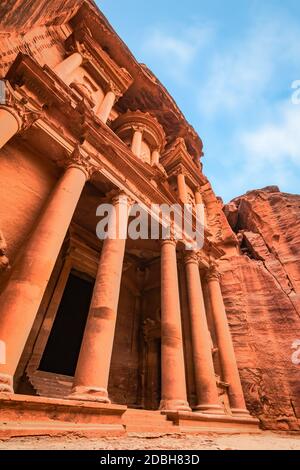 Niedriger Winkel Ansicht des alten Tempels der Schatzkammer in der verlorenen Stadt Petra, Jordanien Stockfoto