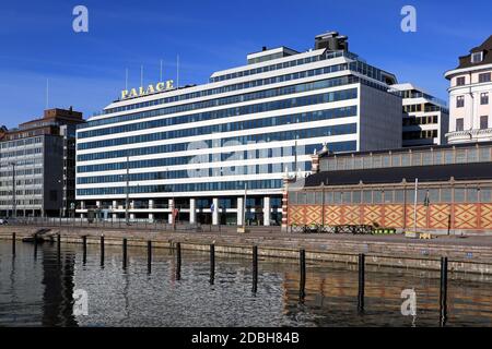 Blick auf Eteläranta, Helsinki mit dem ehemaligen Hotel Palace, wo sich die Räumlichkeiten des Bundes der finnischen Industrie (EK) befinden. 19.Mai 2020. Stockfoto