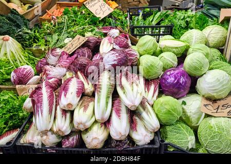 Radicchio und andere Salat zum Verkauf auf einem Markt in Rom, Italien Stockfoto