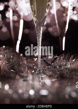 Luxus Champagner Gläser auf einem schwarzen Hintergrund Lila Stockfoto