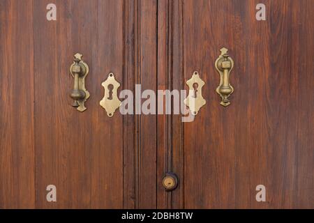Goldene Türklopfer einer alten Tür in Spanien Stockfoto