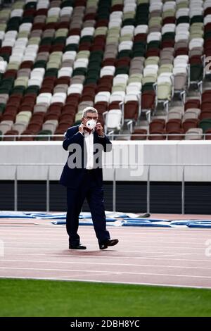 (201117) -- TOKIO, 17. November 2020 (Xinhua) -- Präsident des Internationalen Olympischen Komitees (IOC) Thomas Bach mit Gesichtsmaske besucht am 17. November 2020 das neue Nationalstadion, das Hauptstadion der Olympischen und Paralympischen Spiele in Tokio, Japan. (Behrouz Mehri/Pool via Xinhua) Stockfoto