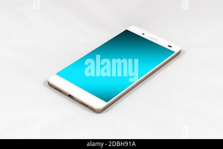 Modernes Smartphone mit leerem blauen Bildschirm, liegt auf der Oberfläche, isoliert auf weißem Hintergrund Stockfoto