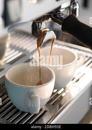 Espresso wird mit einer professionellen Kaffeemaschine zubereitet. Stockfoto