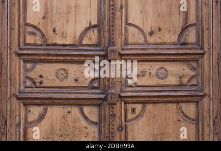 Alte Holztür, die durch ein modernes Schloss verschlossen wurde Stockfoto