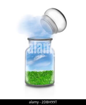 Landschaft mit Gras in einer Chemikalienflasche auf weißem Hintergrund und fliegenden Stopfen. Nach draußen fließender Himmel. Lustige ökologische und nachhaltige Co Stockfoto