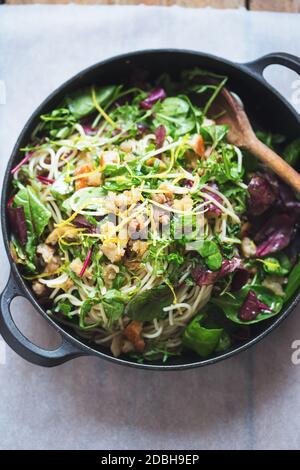 Pasta mit Knoblauchbröseln, Zitrone und Ricotta Stockfoto