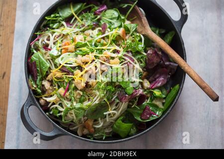 Pasta mit Knoblauchbröseln, Zitrone und Ricotta Stockfoto