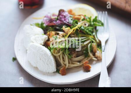 Pasta mit Knoblauchbröseln, Zitrone und Ricotta Stockfoto