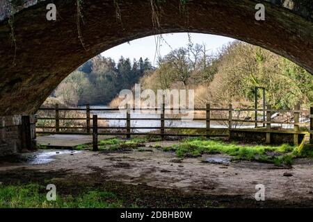 River Torridge Blick unter der Alten Eisenbahnbrücke am Beam Weir mit Ziegelsteindetails. Der Tarka Trail Geht Nun Über Ihn. Stockfoto