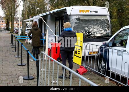 Den Haag, Niederlande. November 2020. DEN HAAG, 17-11-2020, Laakkwartier Dutchnews, im Falle eines lokalen Ausbruchs oder eines plötzlichen Anstiegs der Testnachfrage in der Region will der GGD schnell zusätzliche Testkapazitäten anbieten. Mit den neuen mobilen Testgeräten kann innerhalb weniger Stunden ein temporärer Teststandort überall in den Niederlanden in Betrieb genommen werden. Kredit: Pro Shots/Alamy Live Nachrichten Stockfoto