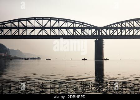 Rajghat Brücke auf dem Fluß Ganges bei Sonnenaufgang. Auch bekannt als malviya Brücke Es ist ein Double Decker Brücke mit den Schienen auf der unteren Stufe und ve Stockfoto