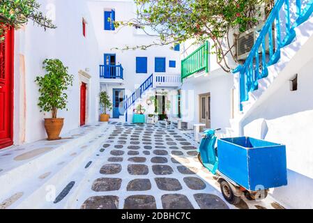 Mykonos, Griechenland. Blick auf die weiß getünchte kykladenstraße in der wunderschönen Stadt Mykonos, griechische Inseln der Kykladen. Stockfoto