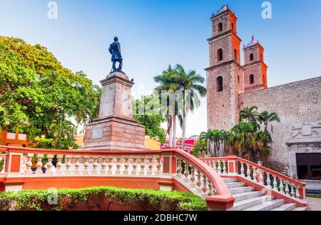 Merida, Mexiko. Hispanic kolonialen plaza und Kirche in Parque Hidalgo, Yucatan Halbinsel, Mesoamerika Stockfoto