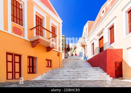 Symi, Griechenland. VEW auf bunten Symi Island Straßen. Reisen Griechenland ab Rhodos Island. Stockfoto