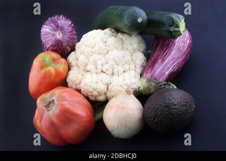 Auberginen Tomaten Brocoli Avocado Zucchini und Zwiebel als landwirtschaftliche Früchte Stockfoto