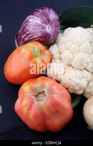 Auberginen Tomaten Brocoli Avocado Zucchini und Zwiebel als landwirtschaftliche Früchte Stockfoto