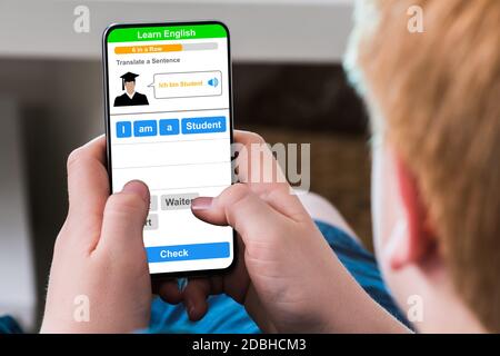 Teenager Mit Englisch Sprache Lernen App Auf Handy Stockfoto