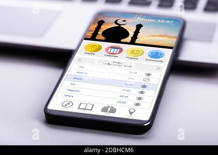 Muslim Prayer App Auf Dem Handy-Bildschirm Stockfoto