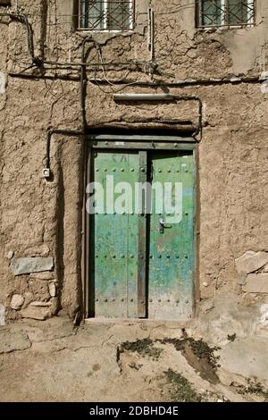 Alte Tür in Jemen Al Hamra Village in Oman im Nahen Osten Stockfoto